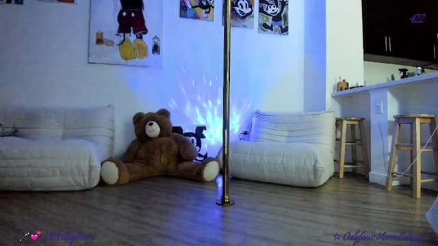 Gallery image thumbnail from vroom's myfreecams stream on, 03/31/2025, 02:52 image 18 of 20