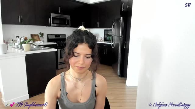 Gallery image thumbnail from vroom's myfreecams stream on, 04/07/2025, 24:06 image 13 of 20