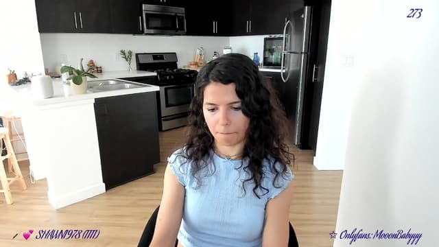 Gallery image thumbnail from vroom's myfreecams stream on, 04/11/2025, 24:07 image 18 of 20