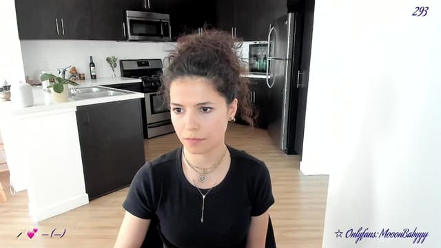 Gallery image thumbnail from vroom's myfreecams stream on, 04/12/2025, 01:06 image 12 of 20