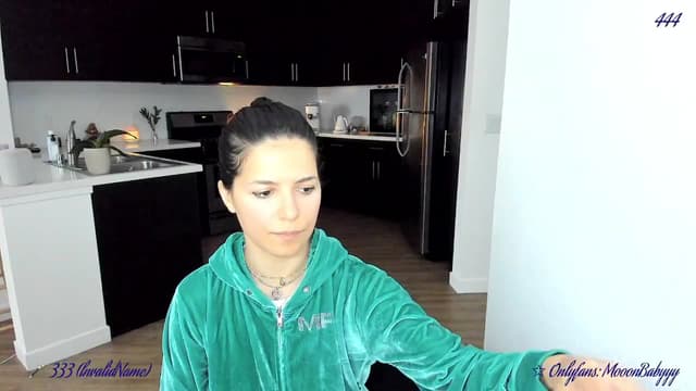 Gallery image thumbnail from vroom's myfreecams stream on, 04/19/2025, 02:51 image 10 of 20