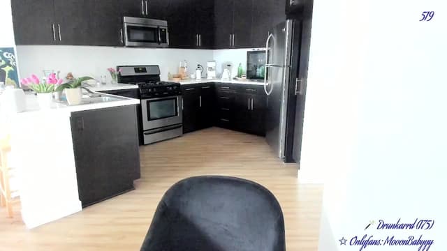 Gallery image thumbnail from vroom's myfreecams stream on, 04/26/2025, 22:49 image 9 of 20