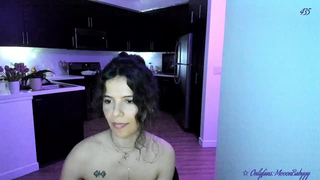 Gallery image thumbnail from vroom's myfreecams stream on, 04/28/2025, 06:00 image 18 of 20