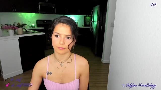 Gallery image thumbnail from vroom's myfreecams stream on, 04/30/2025, 03:23 image 18 of 20