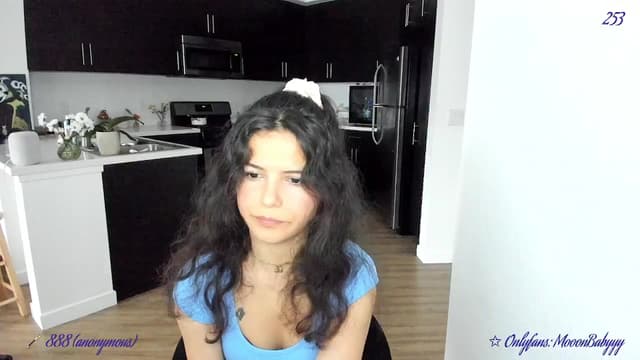 Gallery image thumbnail from vroom's myfreecams stream on, 05/05/2025, 24:02 image 17 of 20