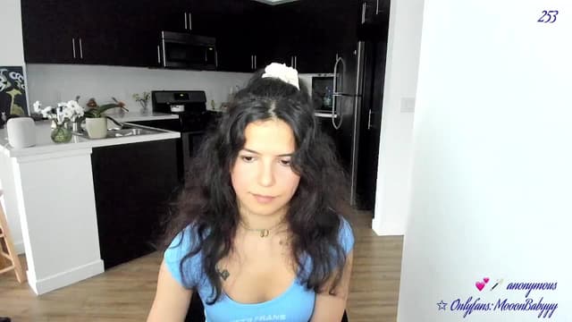 Gallery image thumbnail from vroom's myfreecams stream on, 05/05/2025, 24:02 image 14 of 20
