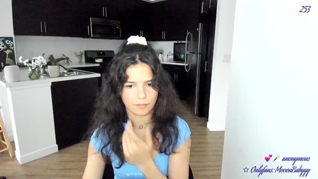 Gallery image thumbnail from vroom's myfreecams stream on, 05/05/2025, 24:02 image 15 of 20