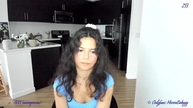 Gallery image thumbnail from vroom's myfreecams stream on, 05/05/2025, 24:02 image 18 of 20