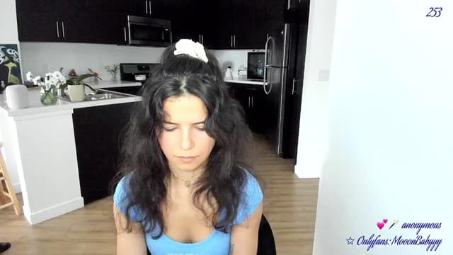 Gallery image thumbnail from vroom's myfreecams stream on, 05/05/2025, 24:02 image 6 of 20