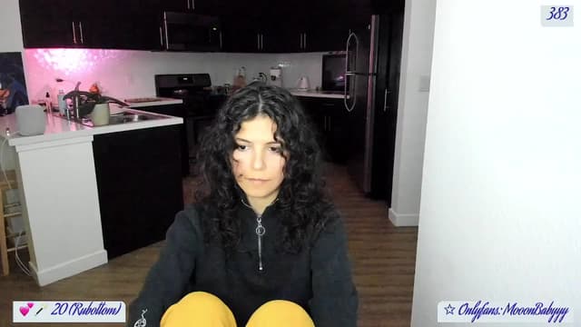 Gallery image thumbnail from vroom's myfreecams stream on, 05/18/2025, 06:32 image 3 of 20