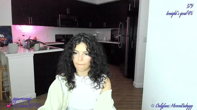 Gallery image thumbnail from vroom's myfreecams stream on, 05/18/2025, 06:32 image 14 of 20