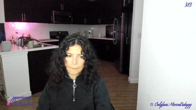 Gallery image thumbnail from vroom's myfreecams stream on, 05/18/2025, 06:32 image 5 of 20