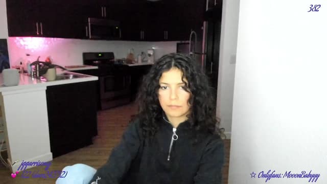 Gallery image thumbnail from vroom's myfreecams stream on, 05/18/2025, 06:32 image 7 of 20