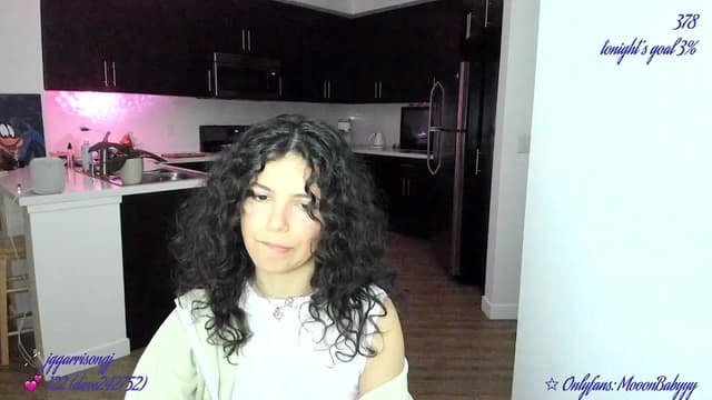 Gallery image thumbnail from vroom's myfreecams stream on, 05/18/2025, 06:32 image 13 of 20