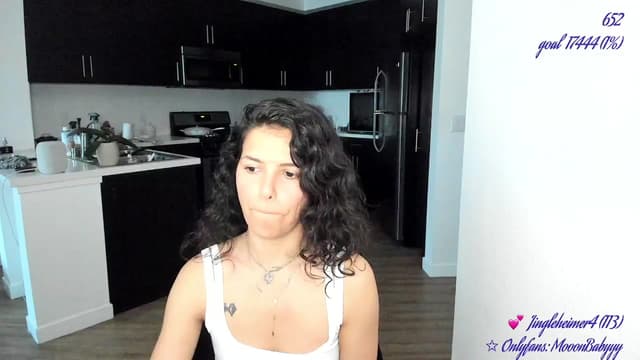 Gallery image thumbnail from vroom's myfreecams stream on, 06/01/2025, 04:08 image 11 of 20