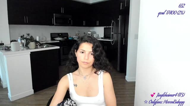 Gallery image thumbnail from vroom's myfreecams stream on, 06/01/2025, 04:08 image 12 of 20