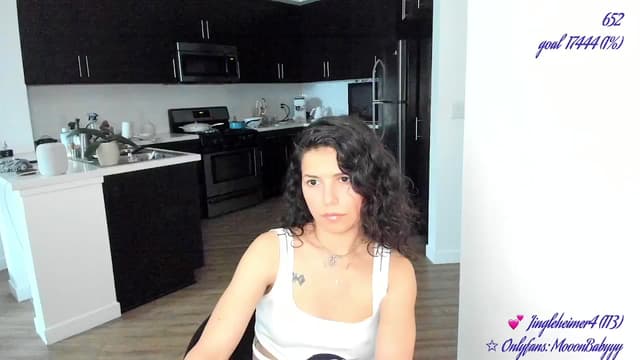 Gallery image thumbnail from vroom's myfreecams stream on, 06/01/2025, 04:08 image 9 of 20
