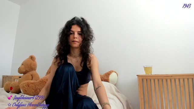 Gallery image thumbnail from vroom's myfreecams stream on, 06/07/2025, 22:32 image 16 of 20