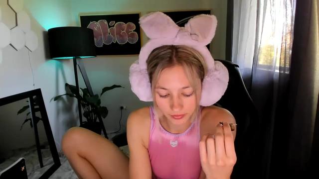 Gallery image thumbnail from Alice_NZ's myfreecams stream on, 02/19/2023, 03:11 image 13 of 20