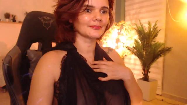 Gallery image thumbnail from AngelaforXmas's myfreecams stream on, 12/27/2023, 05:37 image 16 of 20