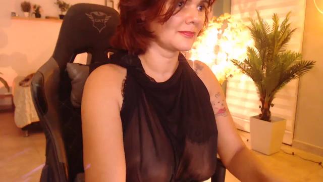 Gallery image thumbnail from AngelaforXmas's myfreecams stream on, 12/27/2023, 05:37 image 18 of 20