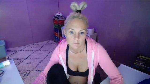 Gallery image thumbnail from AshlynnStorm's myfreecams stream on, 12/04/2023, 20:24 image 17 of 20