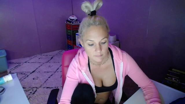 Gallery image thumbnail from AshlynnStorm's myfreecams stream on, 12/04/2023, 20:24 image 11 of 20