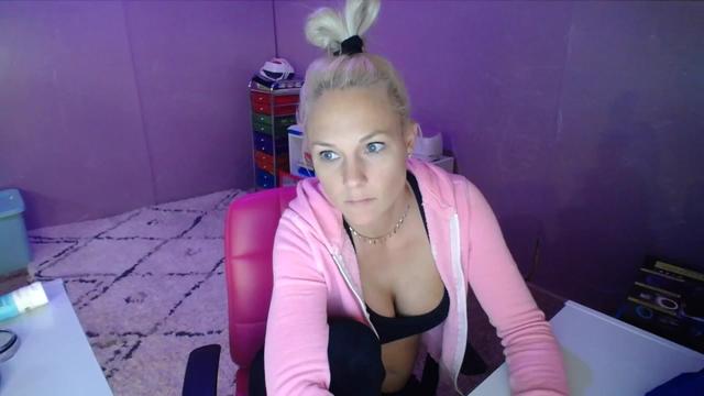 Gallery image thumbnail from AshlynnStorm's myfreecams stream on, 12/04/2023, 20:24 image 16 of 20