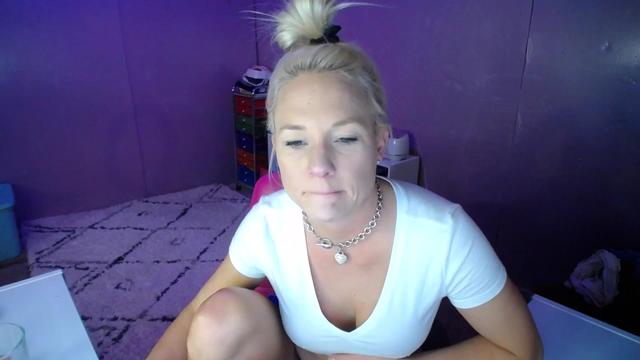 Gallery image thumbnail from AshlynnStorm's myfreecams stream on, 12/08/2023, 20:24 image 7 of 20
