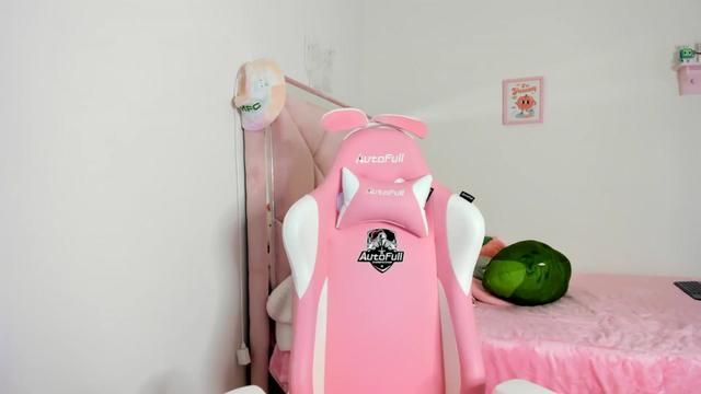 Gallery image thumbnail from Cherrycute666's myfreecams stream on, 04/19/2024, 07:35 image 15 of 20