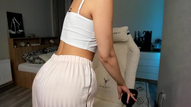 Gallery image thumbnail from Ellies_Smile's myfreecams stream on, 04/19/2024, 17:21 image 10 of 20