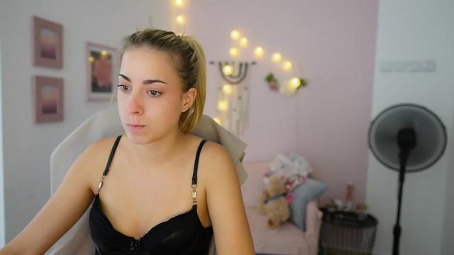 Gallery image thumbnail from Gia_Lopez18's myfreecams stream on, 07/31/2023, 18:02 image 14 of 20