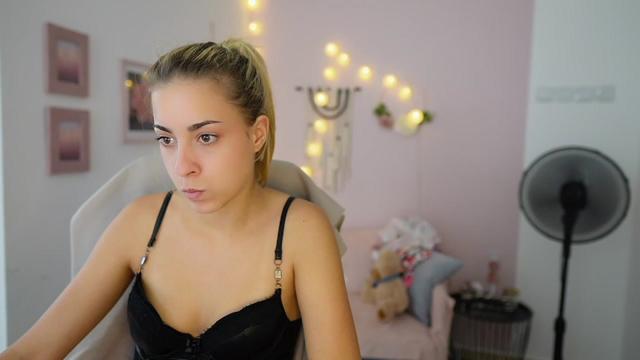 Gallery image thumbnail from Gia_Lopez18's myfreecams stream on, 07/31/2023, 18:02 image 11 of 20