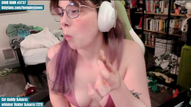 Gallery image thumbnail from Hempley's myfreecams stream on, 02/07/2024, 24:39 image 13 of 20
