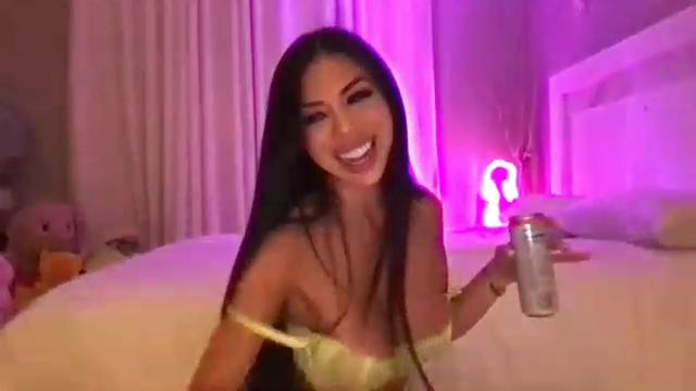 Gallery image thumbnail from LexiVixi's myfreecams stream on, 05/14/2023, 08:36 image 10 of 20