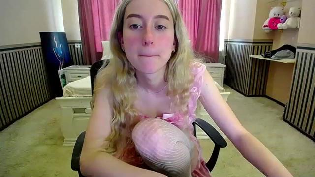 Gallery image thumbnail from LinaRum__'s myfreecams stream on, 06/11/2023, 11:17 image 1 of 20