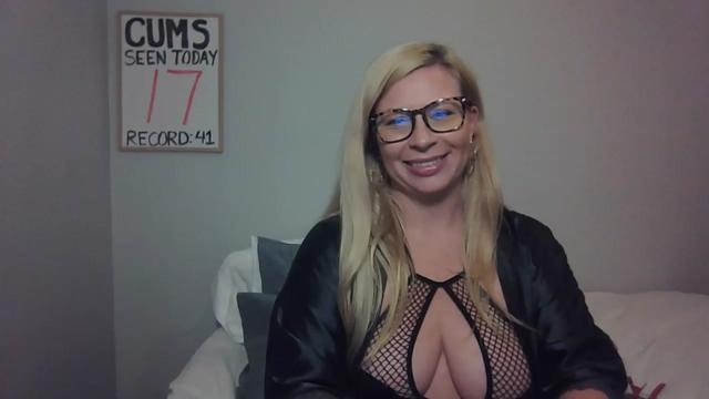 Gallery image thumbnail from Pink_Stardust's myfreecams stream on, 11/21/2022, 23:32 image 19 of 20