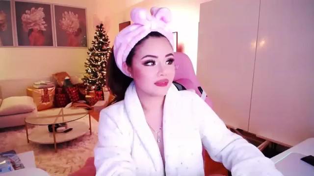 Gallery image thumbnail from SwtSunny's myfreecams stream on, 12/12/2022, 03:03 image 10 of 20