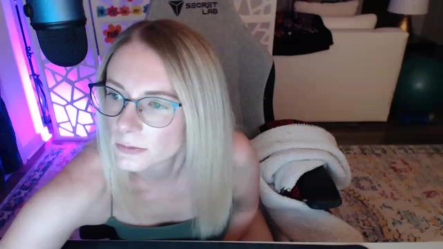 Gallery image thumbnail from TeecakeAvery's myfreecams stream on, 05/10/2023, 04:07 image 18 of 20