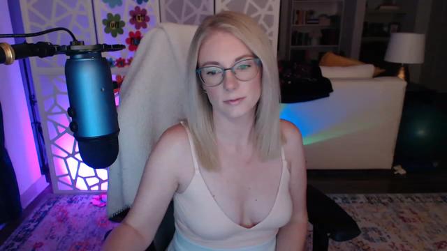 Gallery image thumbnail from TeecakeAvery's myfreecams stream on, 05/13/2023, 02:54 image 4 of 20