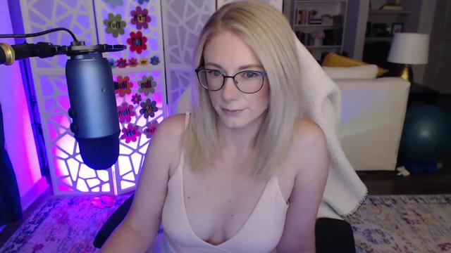 Gallery image thumbnail from TeecakeAvery's myfreecams stream on, 05/13/2023, 02:54 image 2 of 20