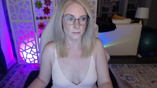 Gallery image thumbnail from TeecakeAvery's myfreecams stream on, 05/13/2023, 02:54 image 6 of 20