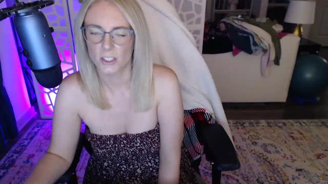 Gallery image thumbnail from TeecakeAvery's myfreecams stream on, 05/15/2023, 03:20 image 6 of 20
