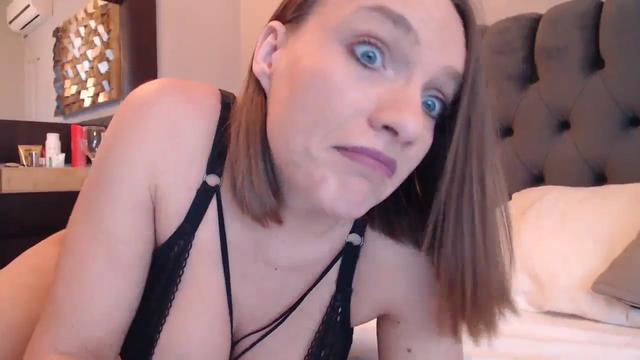 Gallery image thumbnail from call_me_em's myfreecams stream on, 01/09/2024, 10:11 image 9 of 20