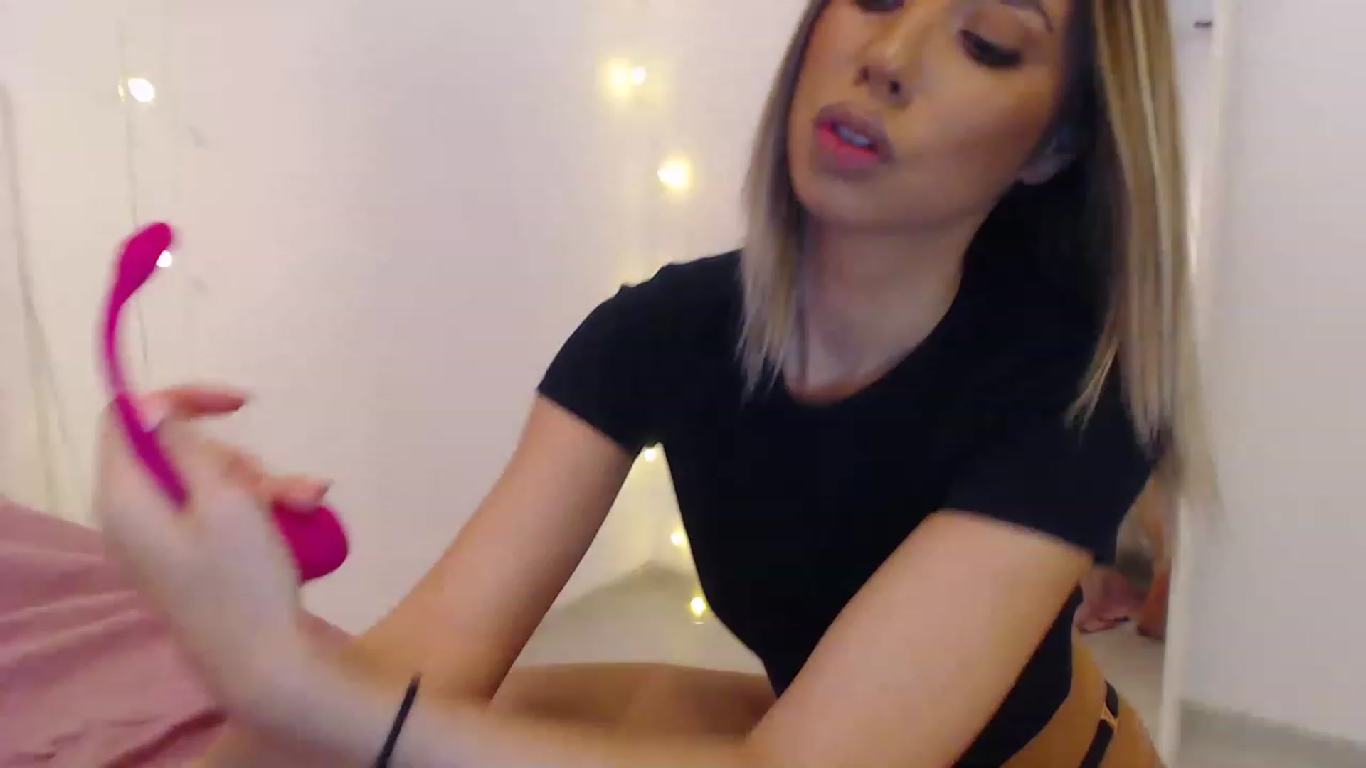 Gallery image thumbnail from AAAAVAAAA's myfreecams stream on, 12/24/2022, 20:27 image 1 of 20