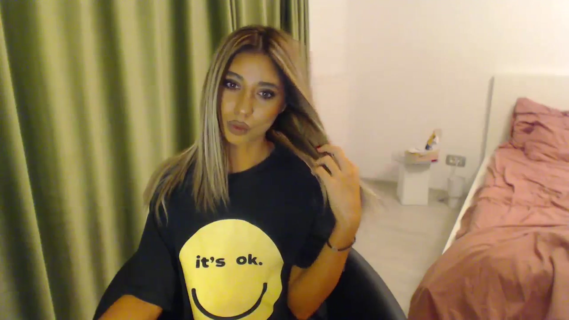 Gallery image thumbnail from AAAAVAAAA's myfreecams stream on, 10/18/2023, 19:38 image 2 of 20