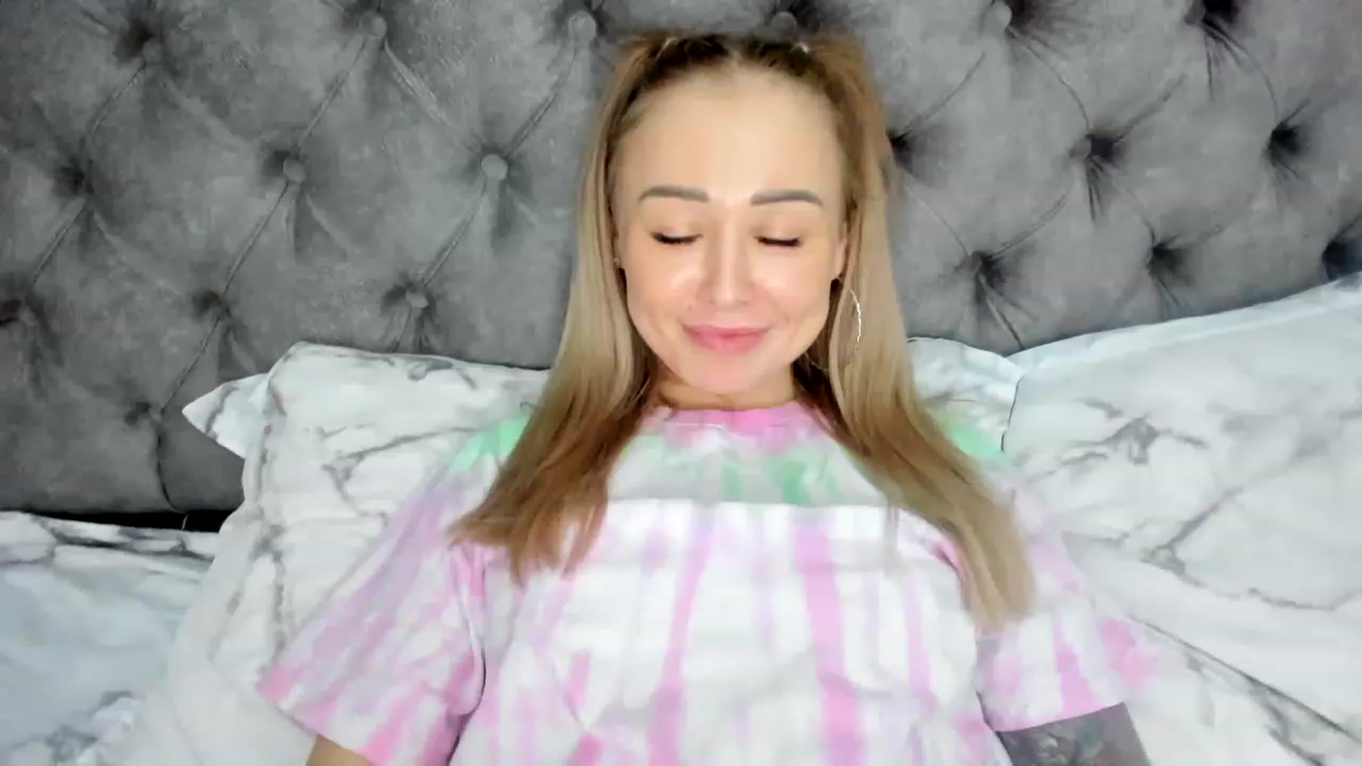 Gallery image thumbnail from AAA_Yas's myfreecams stream on, 12/18/2022, 01:04 image 8 of 20