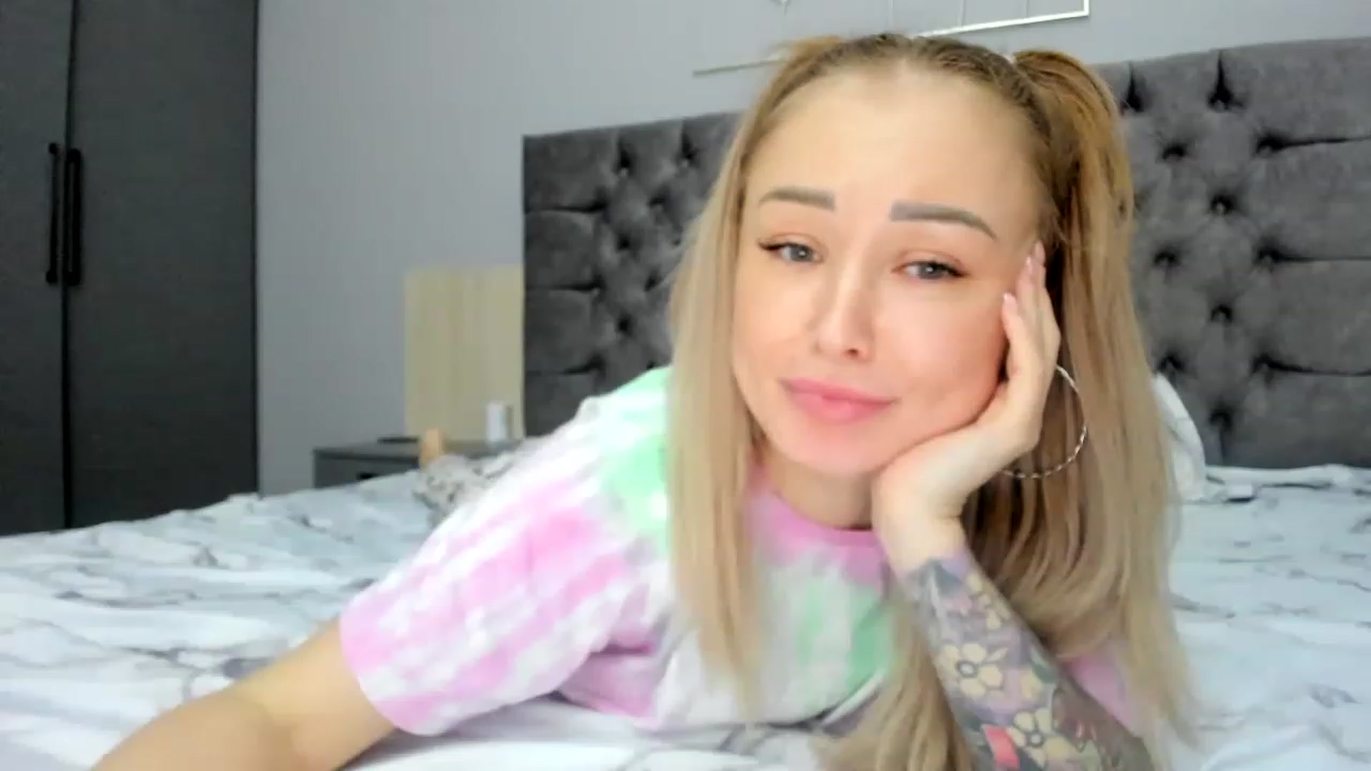 Gallery image thumbnail from AAA_Yas's myfreecams stream on, 12/18/2022, 01:04 image 14 of 20