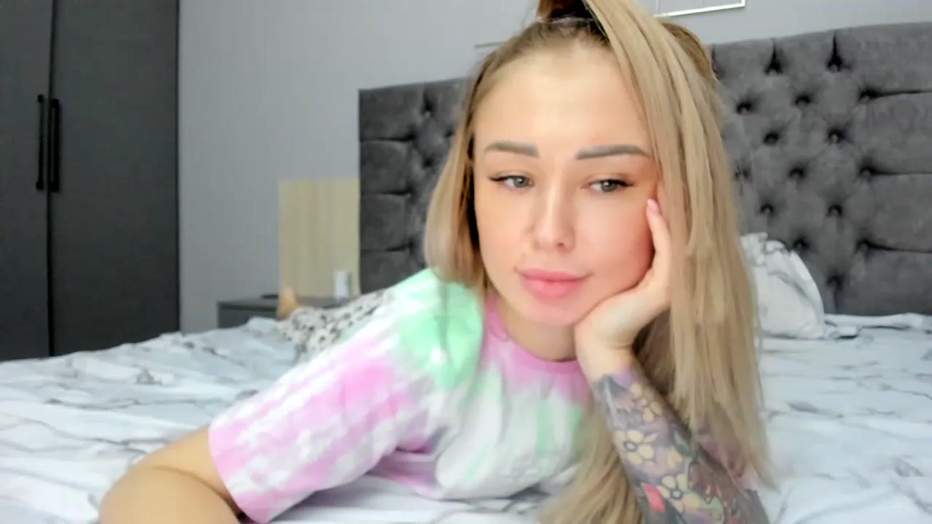 Gallery image thumbnail from AAA_Yas's myfreecams stream on, 12/18/2022, 01:04 image 16 of 20