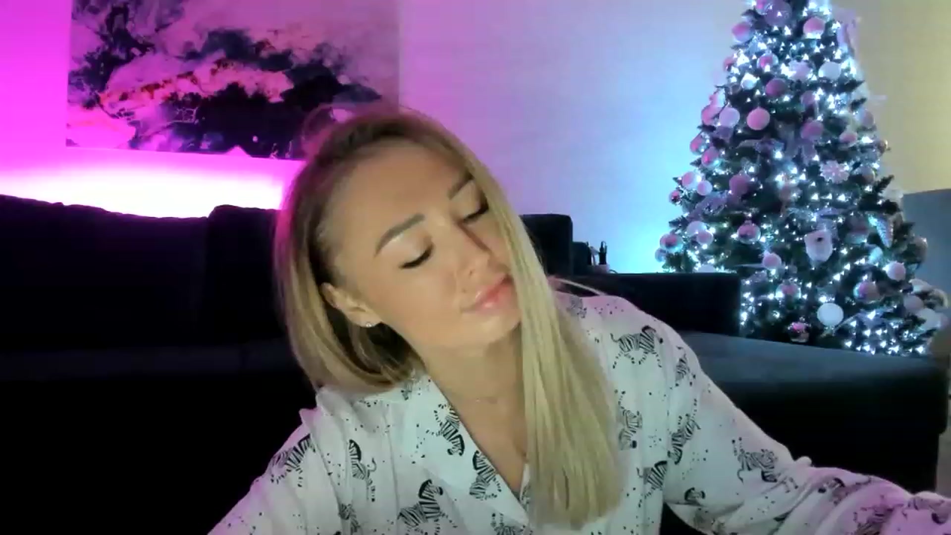 Gallery image thumbnail from AAA_Yas's myfreecams stream on, 12/21/2022, 23:00 image 10 of 20